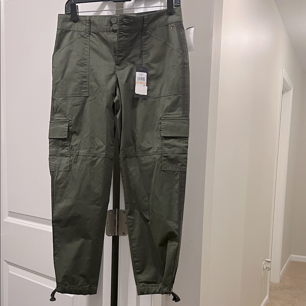 Women’s Green Tommy Hilfiger Chelsea Cargo Ankle Pants. Size 2. Very Nice NWT